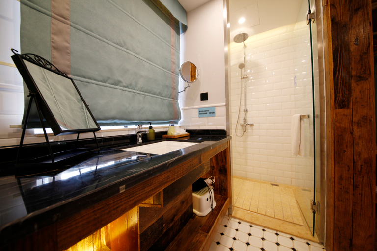Bathroom 2, We Garden Hotel, Hangzhou
