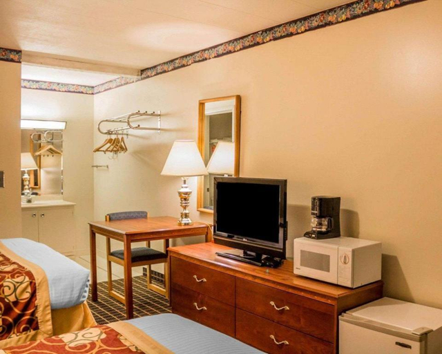 Bedroom 2, Rodeway Inn Kalkaska, Kalkaska