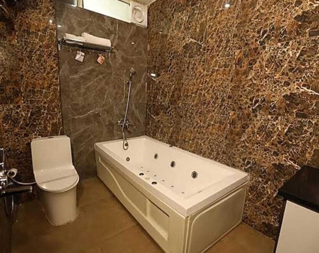 Bathroom 4, LAVIT HOTEL, Faridabad