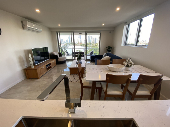 Food & Drinks, Serenity Surfers Paradise, Gold Coast