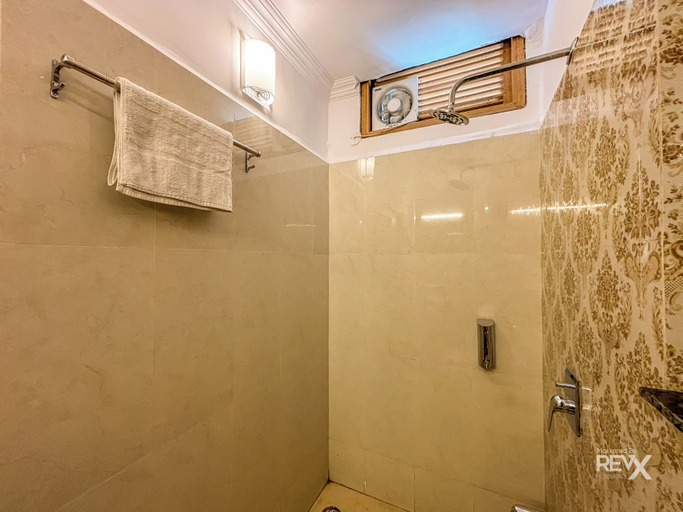 Bathroom 5, Hotel Dev palace, Dehradun