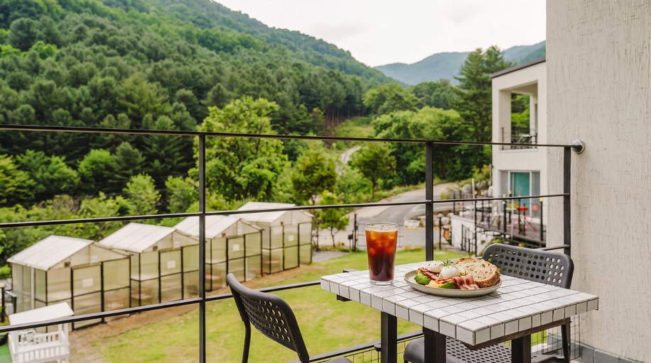 Exterior view 3, Gapyeong Gaedaek Pension, Gapyeong