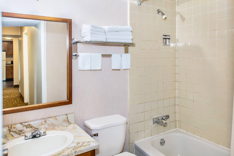 Bathroom 4, Crestwood Hotel, Division No. 14