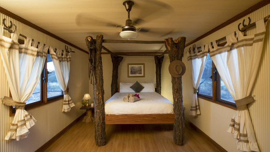 Bedroom 2, Ooraminna Station Homestead, Sandover