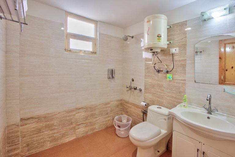 Bathroom, Hotel Nirosha Manali, Kullu