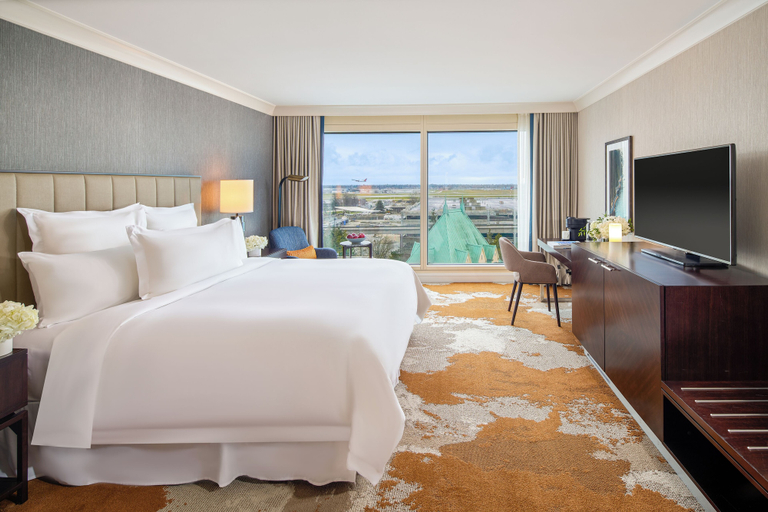 Bedroom 5, Fairmont Vancouver Airport, Greater Vancouver