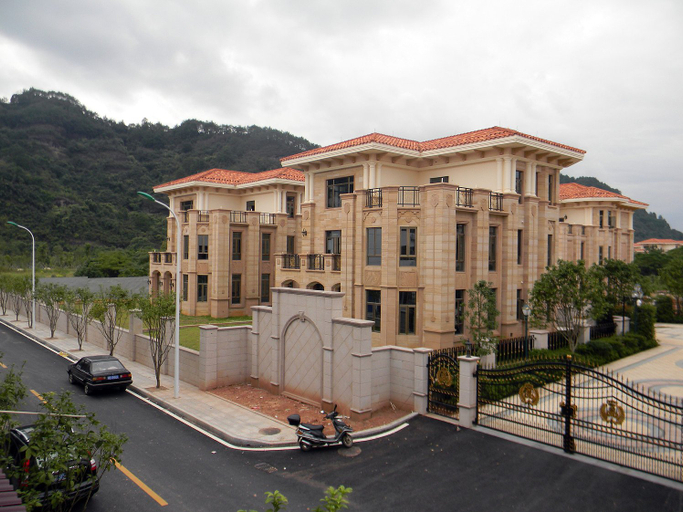 Exterior & Views