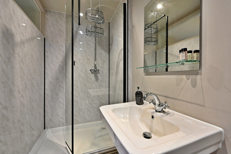 Bathroom 5, Holiday Retreat in Historic Sandwich Town, Kent