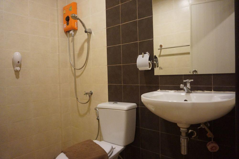 Bathroom 3, Queens Hotel, Chum Phae