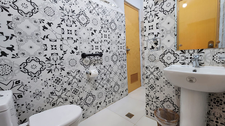 Bathroom, Kalaparan Farm House by Hiverooms, Canlaon City