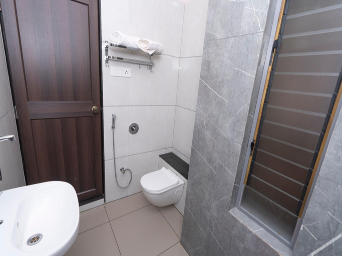 Bathroom 4, Hotel Chiranjeevi, Kolhapur