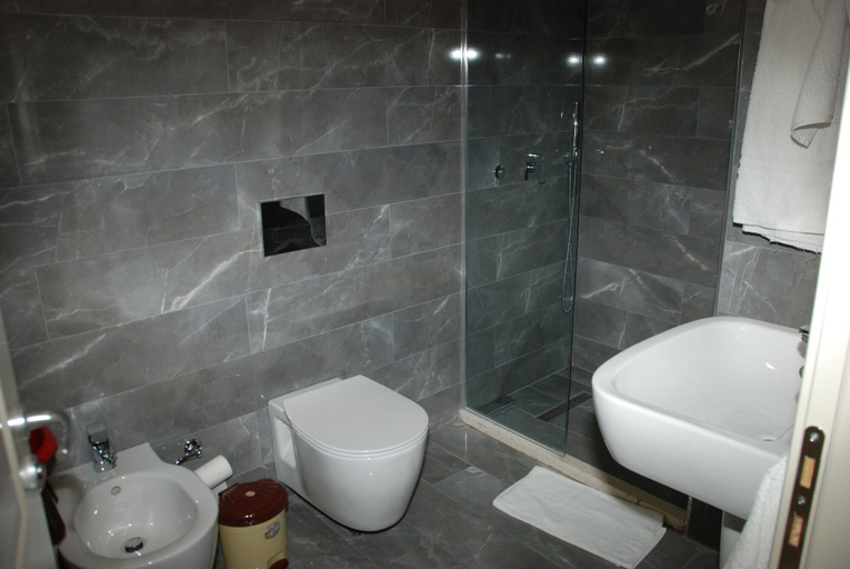 Bathroom, サンライズ ラグジュアリー アパートメンツ, Sarandës