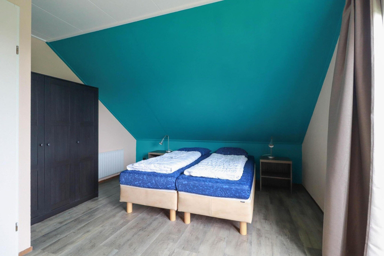 Room 5, Comfortable 4-person Bungalow With Jetty, Wûnseradiel