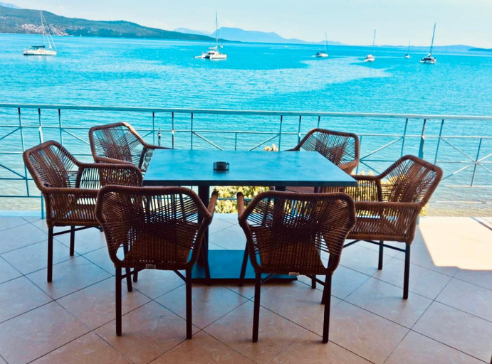 SALTY BREEZE Beachfront Apartment, Ionian Islands