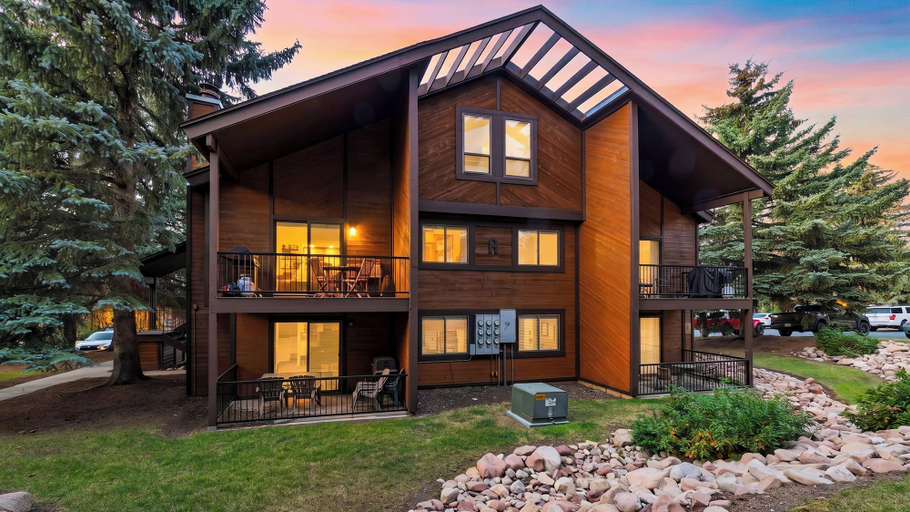 Interior 5, Cabriolet Chalet by Avantstay King Suite + Bunk Loft + BBQ Deck Walk to Lift + Pool Access, Summit