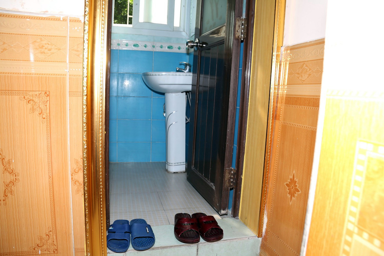 Bathroom 3, Pengtai Hotel, Shenzhen