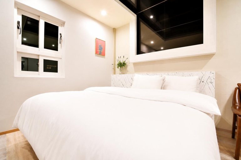 Bedroom 3, Evian Hotel, Dong