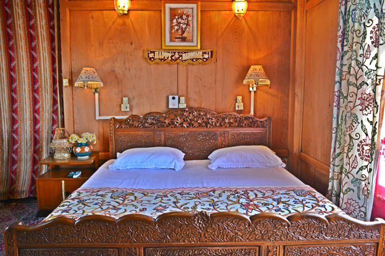 Bedroom 3, Golden Flower Heritage Houseboat, Srinagar
