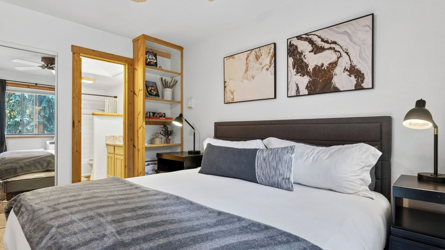 Interior 2, Cabriolet Chalet by Avantstay King Suite + Bunk Loft + BBQ Deck Walk to Lift + Pool Access, Summit