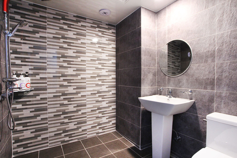 Bathroom 5, Gumi Wonpyeong-dong Hotel V, Gumi