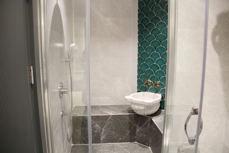Bathroom 5, Sabiha Sultan, Beyoğlu