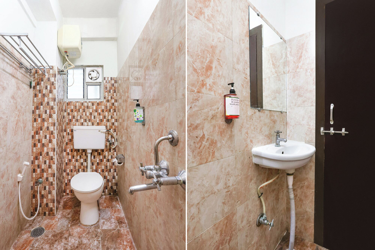 Bathroom, ホテル ブルー ドーン - ニア DLF サイバー シティ, ガチボウリ, Hyderabad