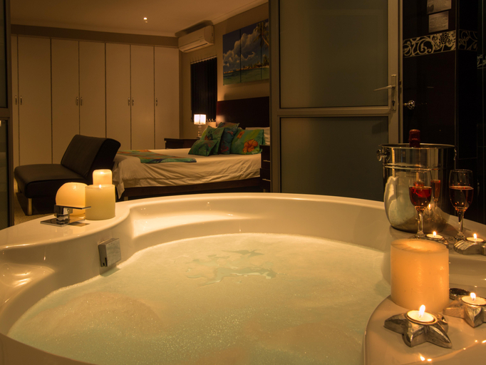 Bathroom, Club Cocomo Hartbeespoort, Bojanala