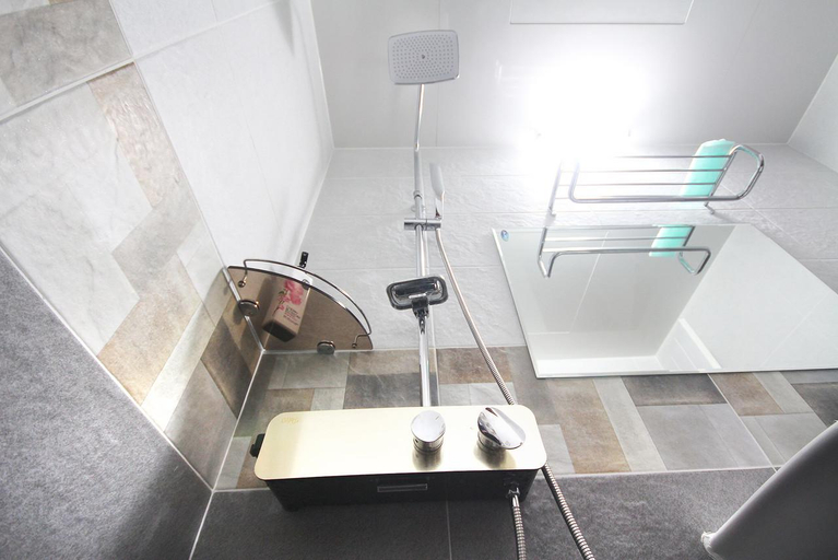 Bathroom, Jinju King, Jinju
