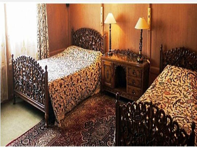Bedroom 2, Golden Flower Heritage Houseboat, Srinagar