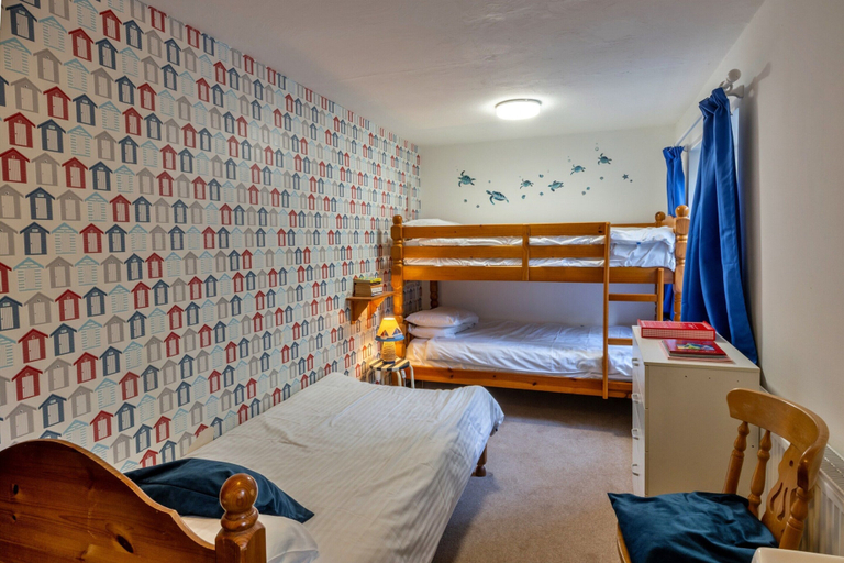 Room 4, Scenic Lake View House for 8, Devon
