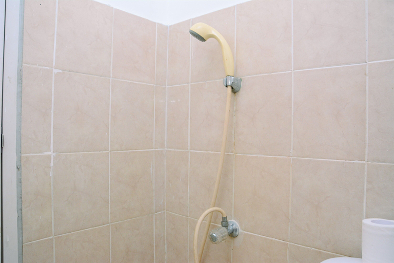 Bathroom 3, Spacious and Comfortable 2BR Green Bay Pluit Apartment, North Jakarta