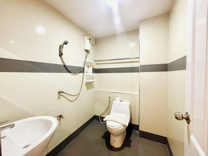 Bathroom 4, Ree Riverside hotel, Thon Buri