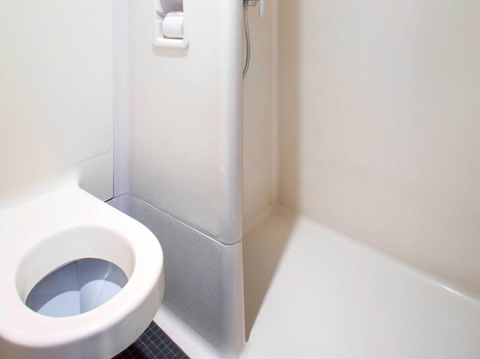Bathroom 3, ibis budget Vichy, Allier