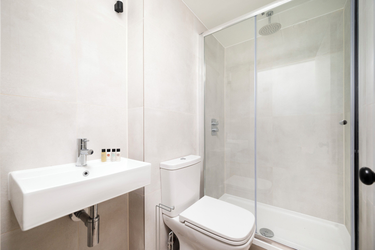 Bathroom, 190 Northolt Road - Campus Accommodation, London