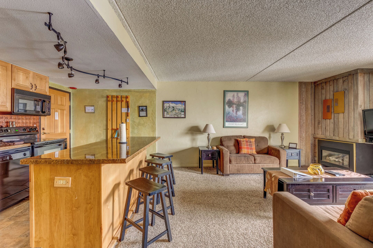 Food & Drinks, Trail's End 509 Downtown Condos with on-site Hot Tub, Summit