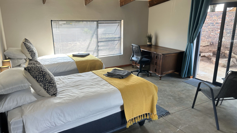Room 4, 2-bed House in Dullstroom , Blue Crane Estate 66, Nkangala