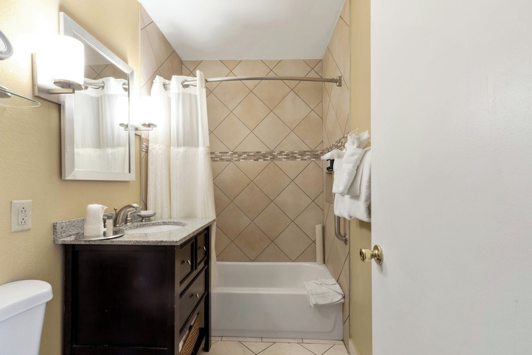 Bathroom 4, Marin Suites Hotel, Marin