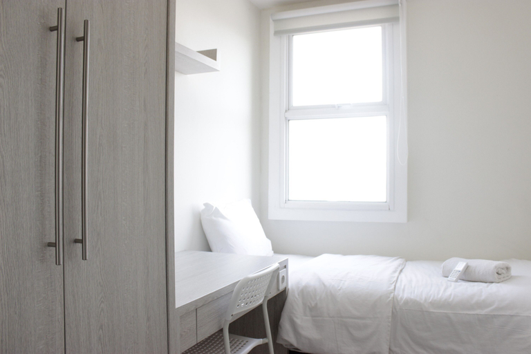 Bedroom 2, 스파슈스 3BR 아파트먼트 파라향간 레지던스 니 운파, Bandung