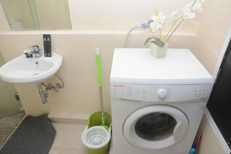 Bathroom 3, Homey and Relaxing 2Br the Wave Apartment, South Jakarta