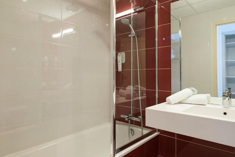 Bathroom 4, Brit Hotel confort Le Limouzi Tulle, Corrèze