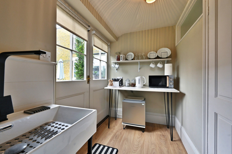 Private kitchen 3, Holiday Retreat in Historic Sandwich Town, Kent