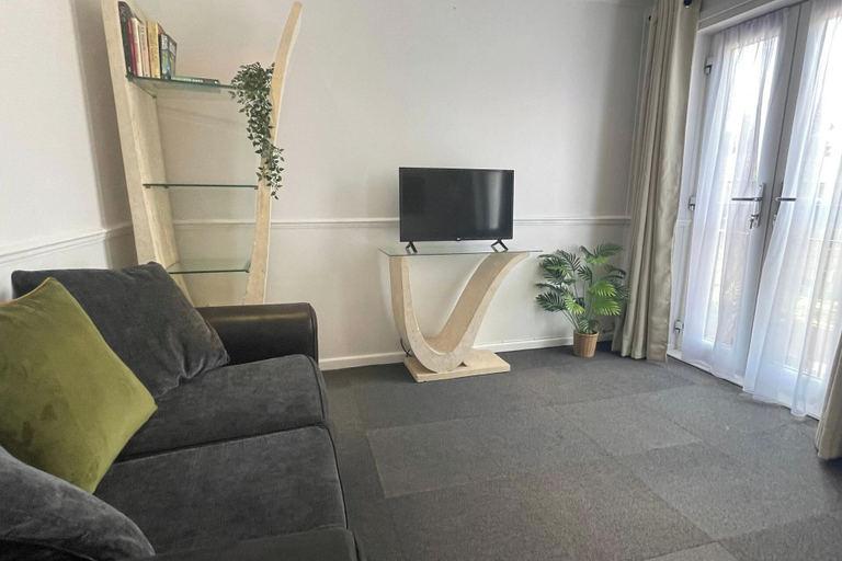 Living area 3, One Bedroom Apartment Sleeps 2 With Free Parking, London