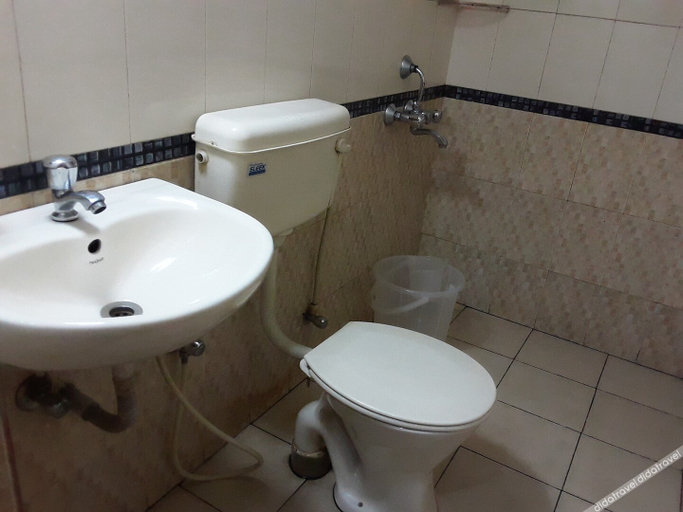 Bathroom 3, Hotel Tri-Star Residency, Ernakulam