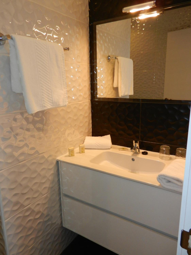 Bathroom 4, Logis Grand Hôtel, Dordogne