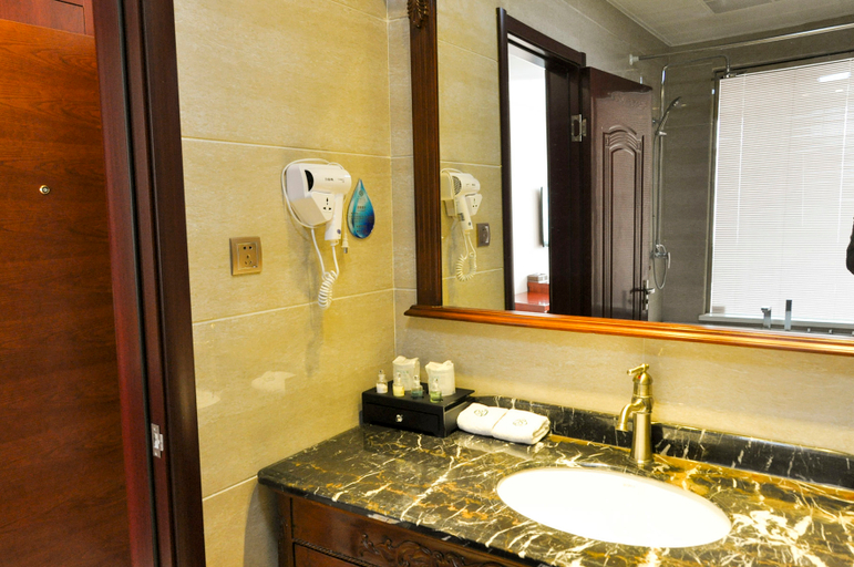 Bathroom 1, Saiwai Gangwan Hotel, Chifeng