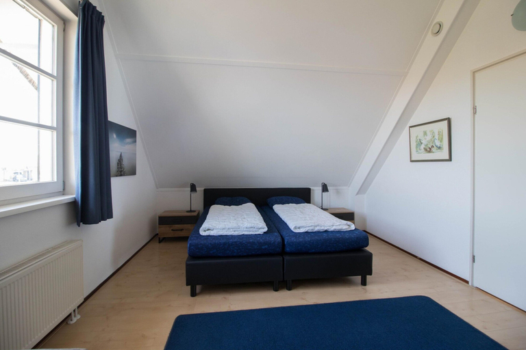 Room 2, Luxury Waterfront Wellness Villa, Wûnseradiel
