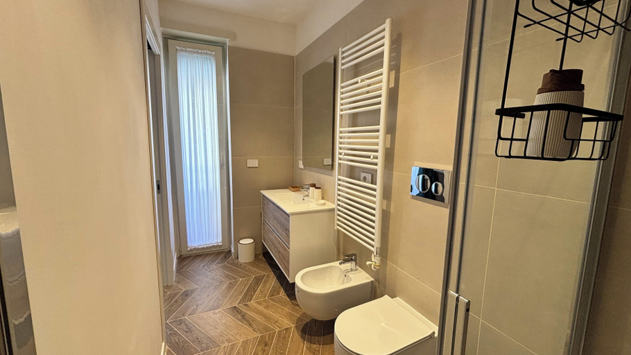 Bathroom 4, Seaside Suites, Napoli