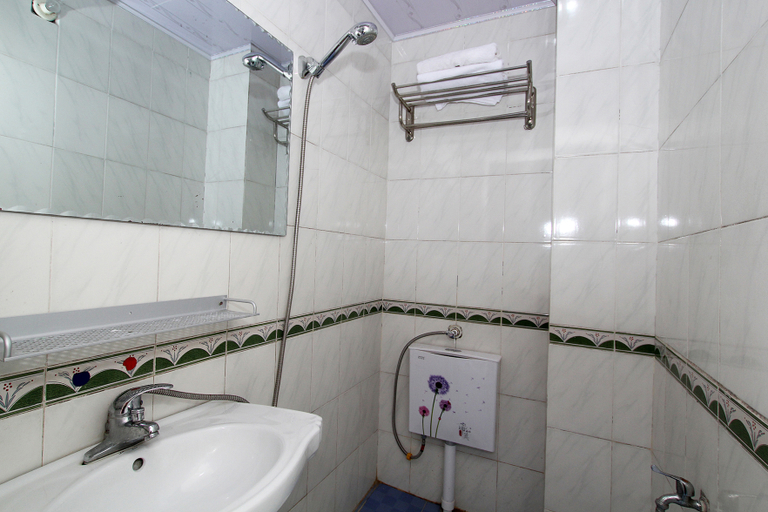 Bathroom, Yangshuo Riverside Shutong Inn (Impression Liusanjie Shop), Guilin