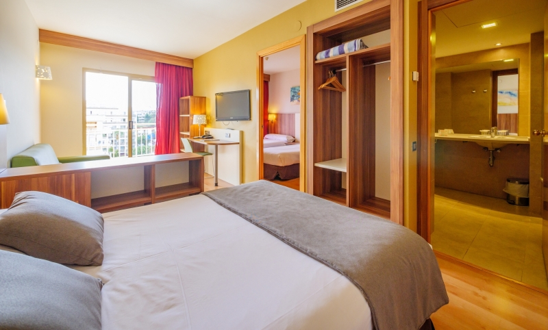 Bedroom 3, Golden Avenida Family Suites, Tarragona