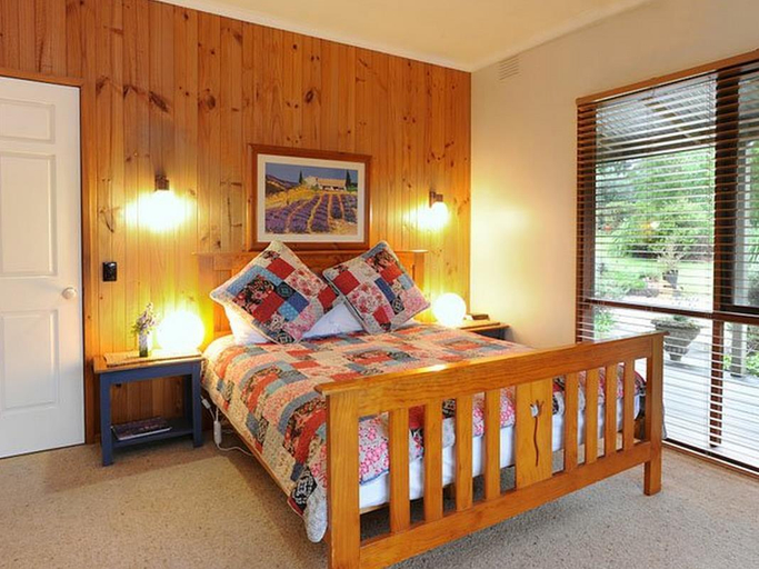 Bedroom 2, Lavender Farm Hotel, Yarra Ranges - North